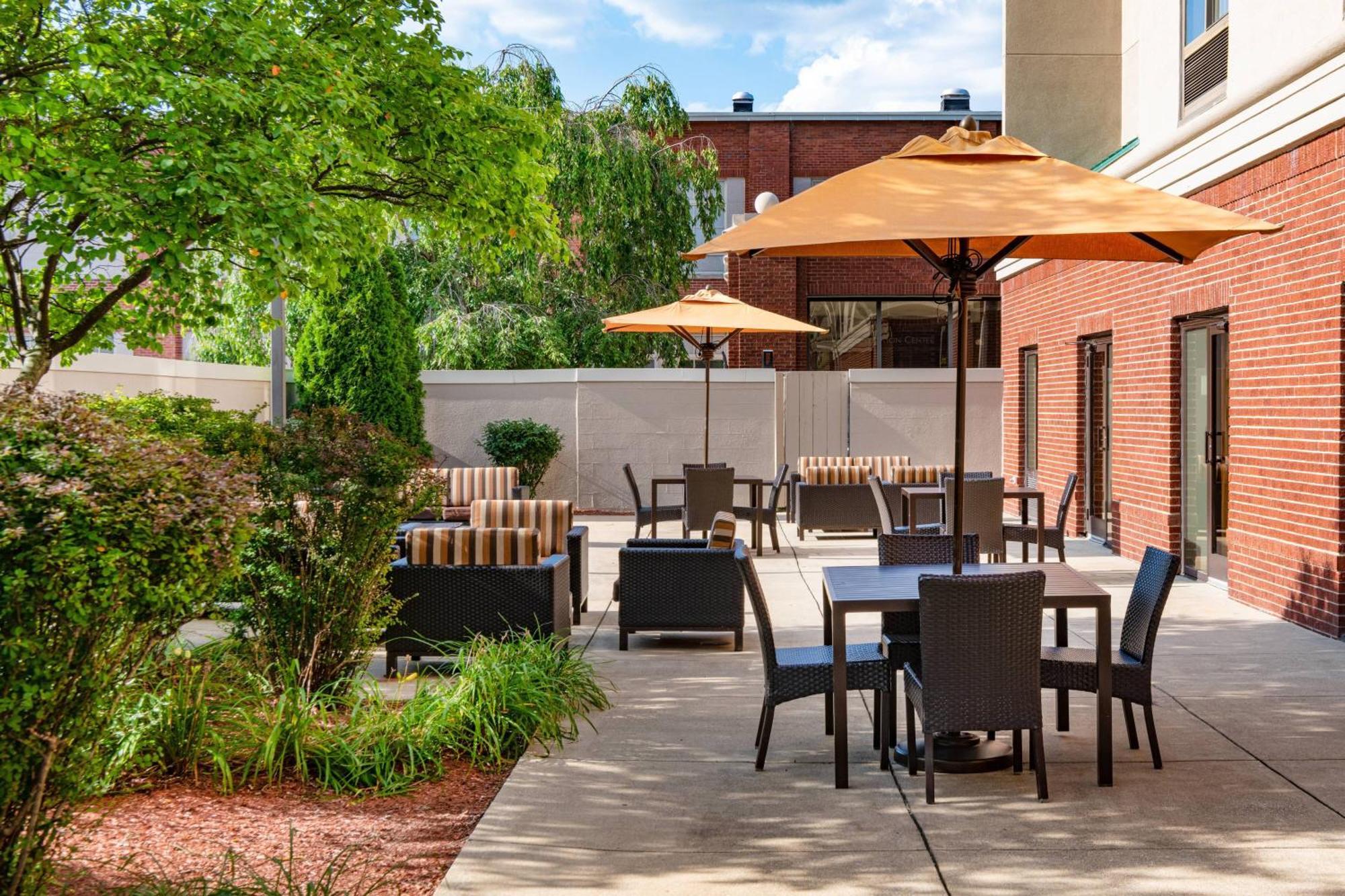 Courtyard By Marriott Bloomington Hotel Exterior photo