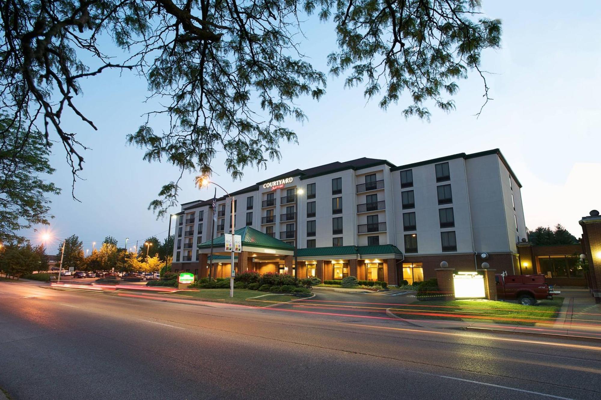 Courtyard By Marriott Bloomington Hotel Exterior photo