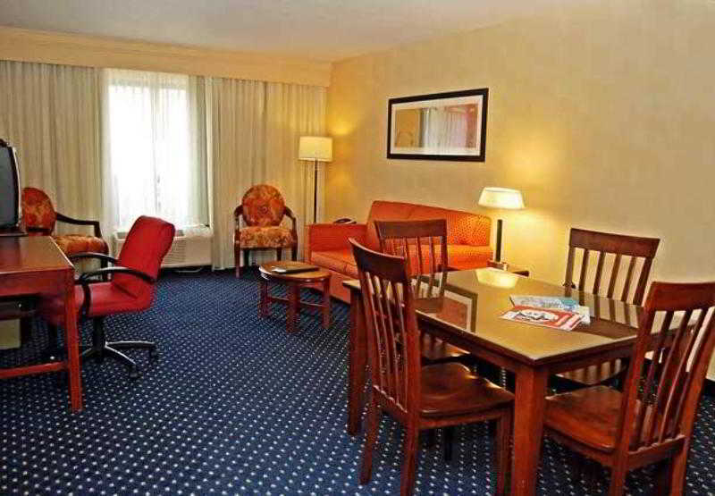 Courtyard By Marriott Bloomington Hotel Restaurant photo