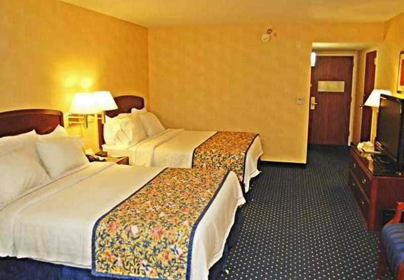 Courtyard By Marriott Bloomington Hotel Room photo