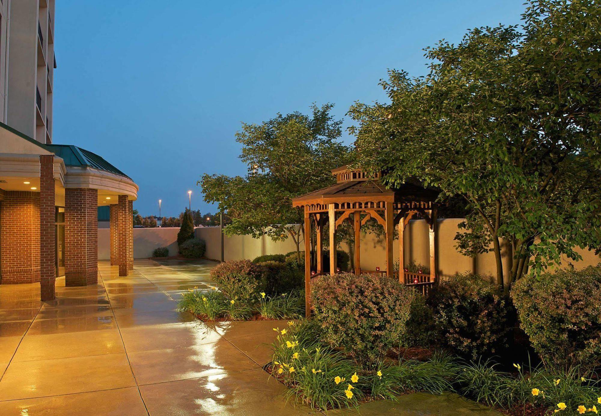 Courtyard By Marriott Bloomington Hotel Exterior photo